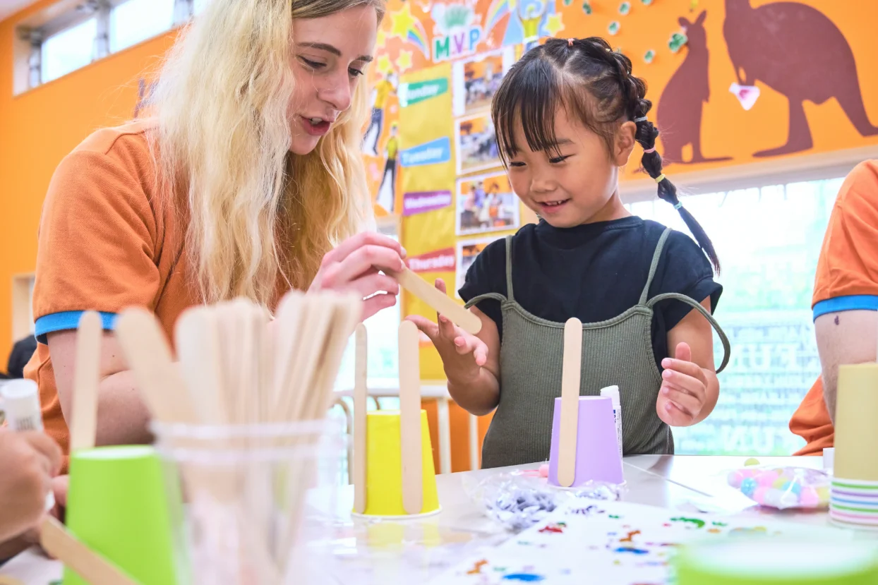 Kids-UPの教室で先生と英語を学ぶ子ども